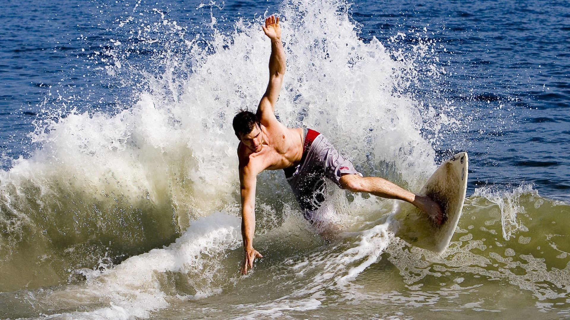 中国冰雪运动蓬勃发展，年轻选手国际赛场崭露头角